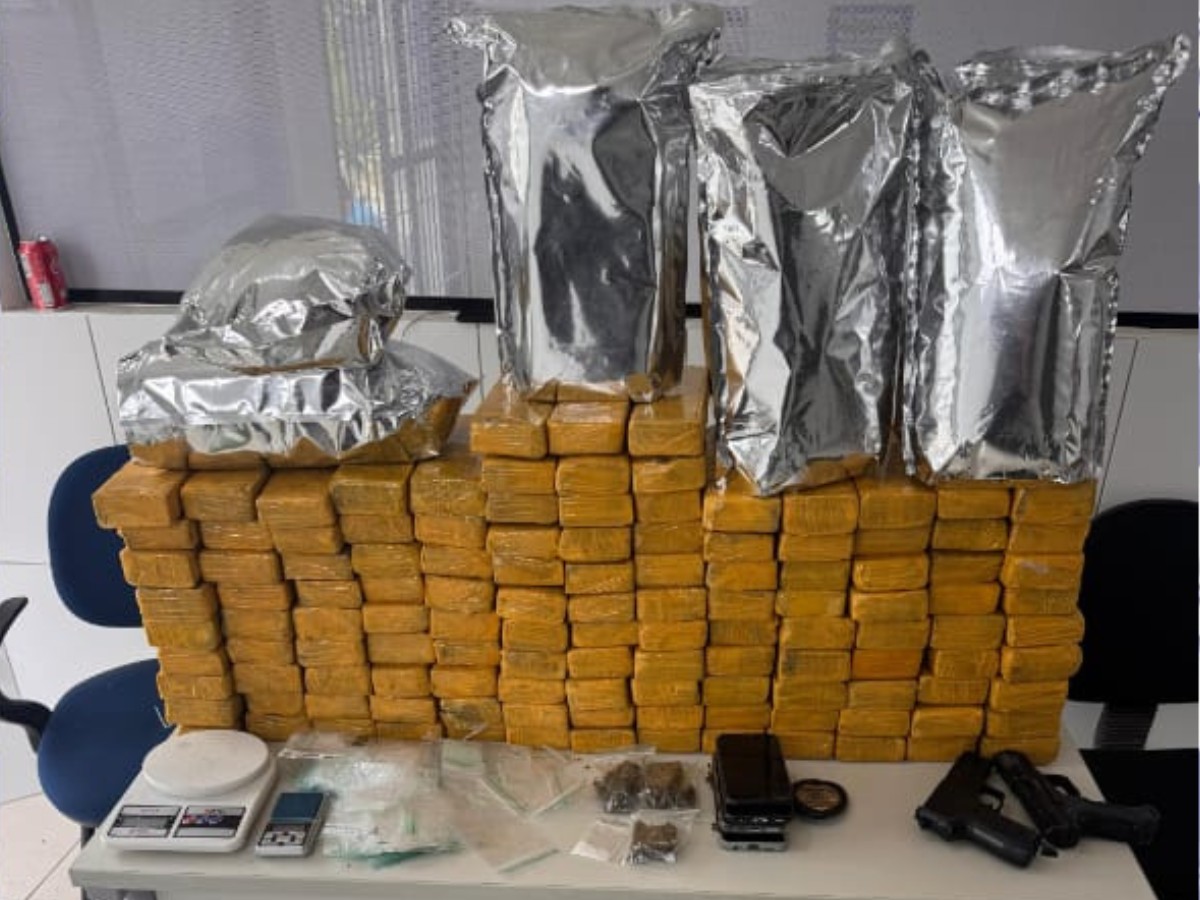 Polícia apreende 120 kg de maconha e prende quatro pessoas em Caruaru