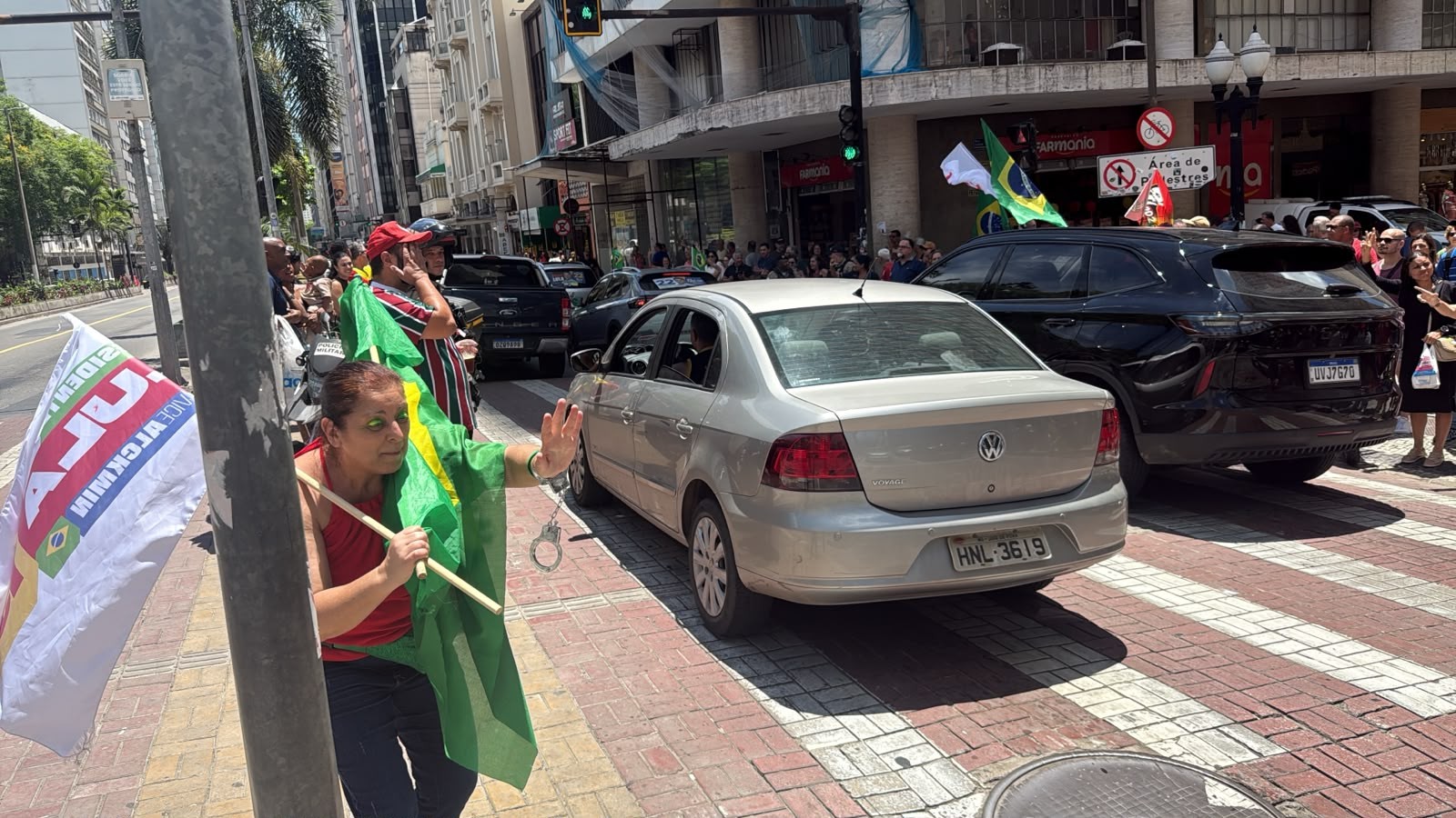 Ato pró-Lula reúne apoiadores no Centro de Juiz de Fora na véspera do segundo turno