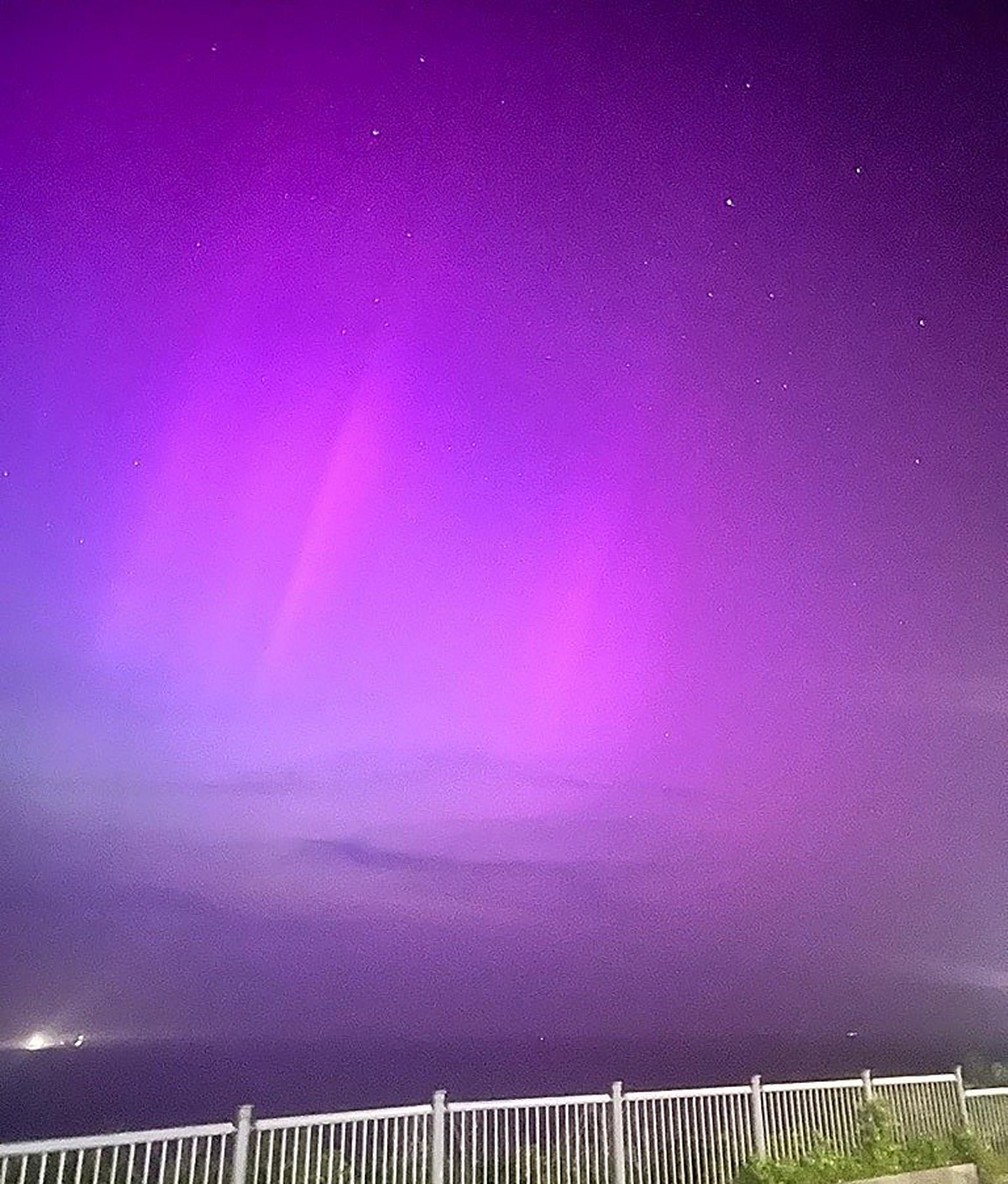 Aurora boreal vista em Margate, no sudeste do Reino Unido — Foto: Alice Dhuru/AFP