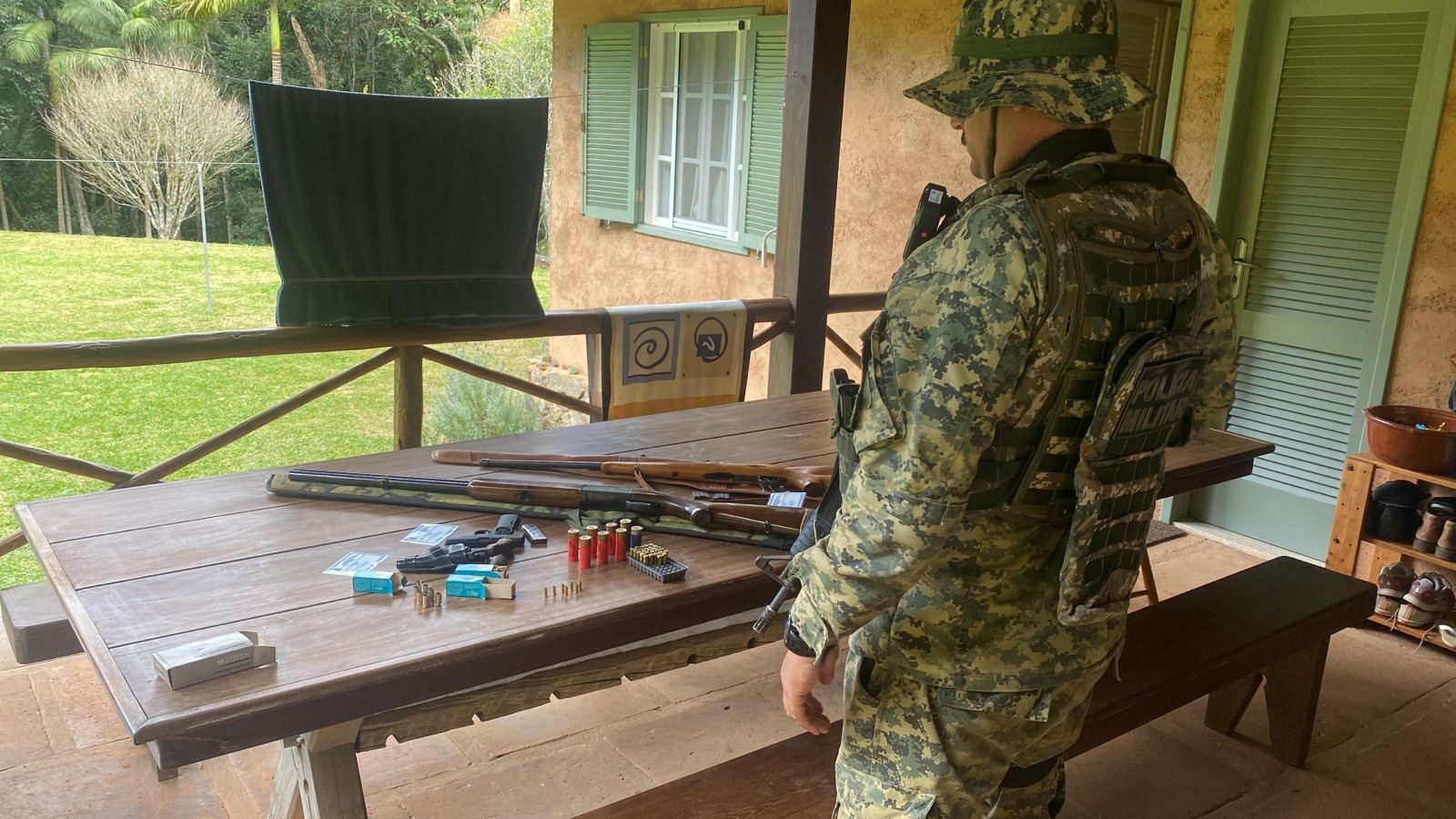 Polícia Ambiental apreende armas e munições em Nova Friburgo após denúncia de caça ilegal