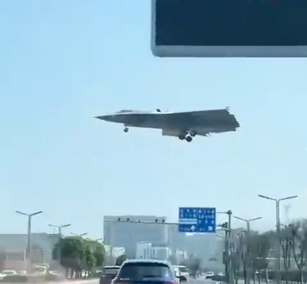 Suposto novo caça chinês é flagrado sobrevoando rodovia — Foto: Redes sociais