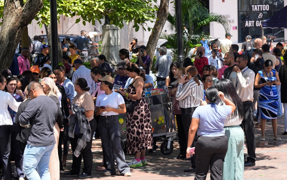 Pessoas vão para as ruas após forte terremoto atingir o Panamá — Foto: Arnulo Fanco/AFP