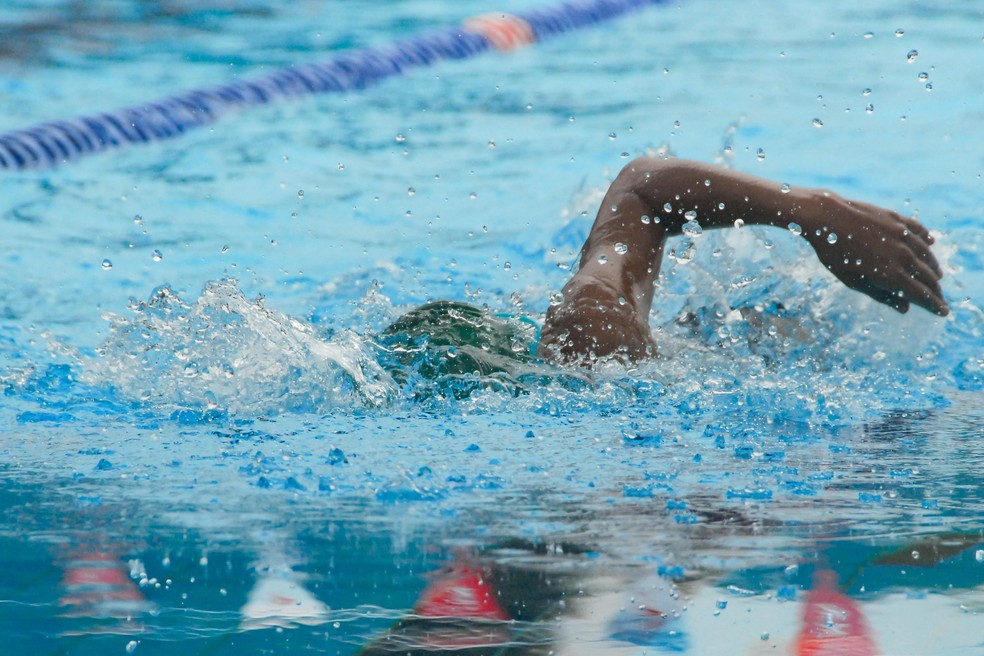 Exercícios físicos são fundamentais em todas as fases da vida. A natação é um esporte que oferece menos impacto. — Foto: Pexels