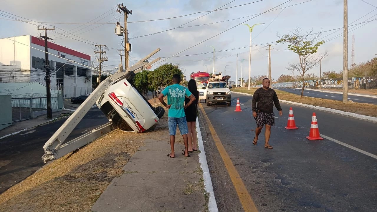 Motorista perde o controle da direção, capota carro e quebra poste ao meio na Avenida Colares Moreira 