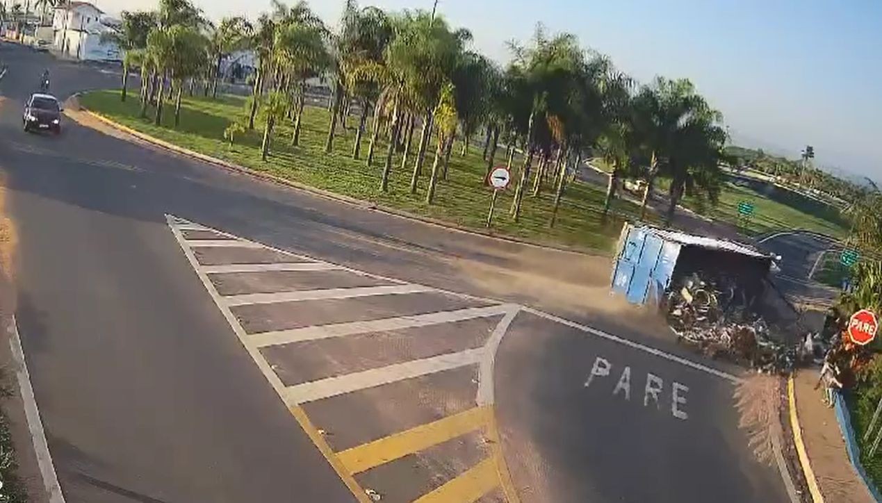 Estudantes são atingidos por carga de sucata de caminhão que tombou na rodovia em Vera Cruz; vídeo