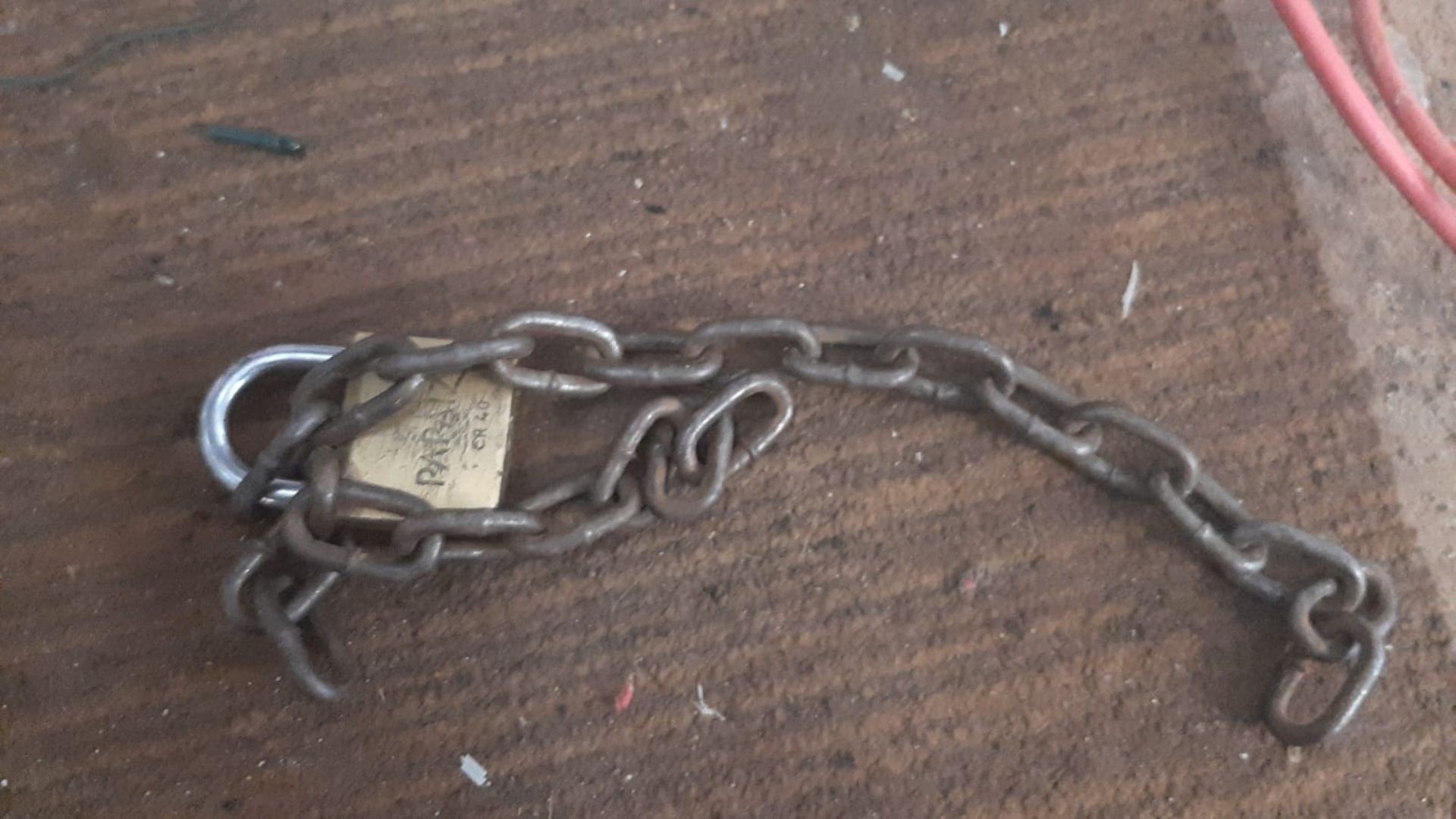 Homem é encontrado acorrentado e sem roupas em casa de Patos de Minas