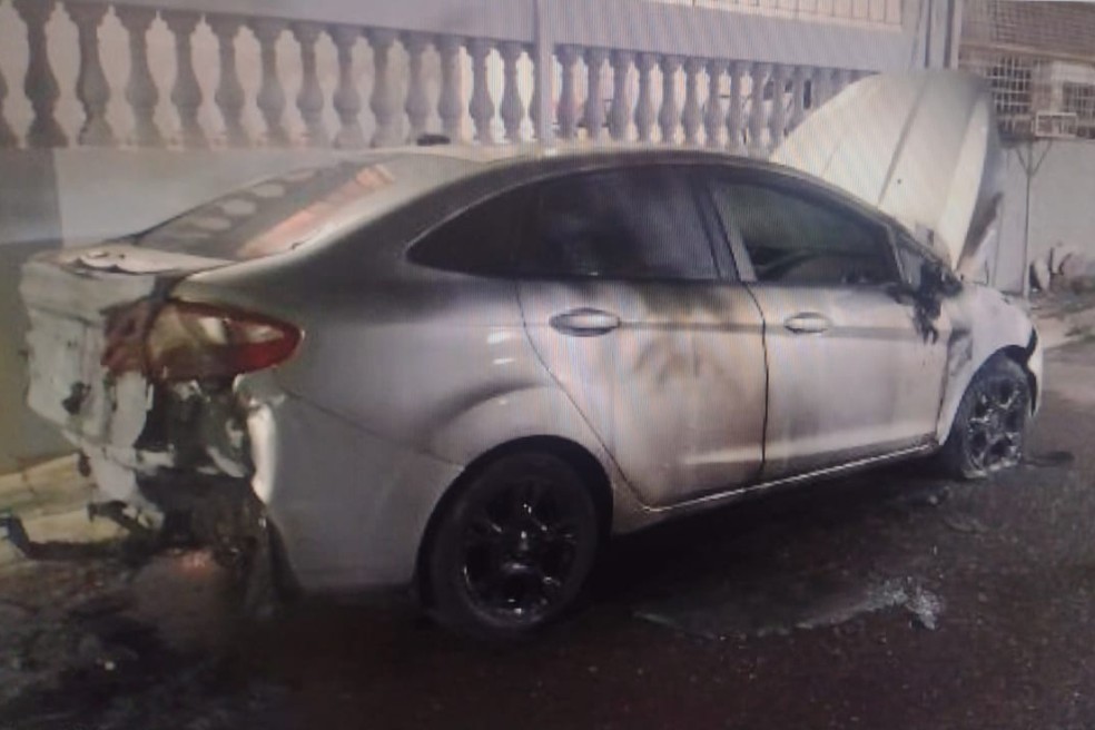 Veículo estava estacionado em rua de Presidente Prudente e foi incendiado por engano — Foto: Divulgação/Polícia Civil