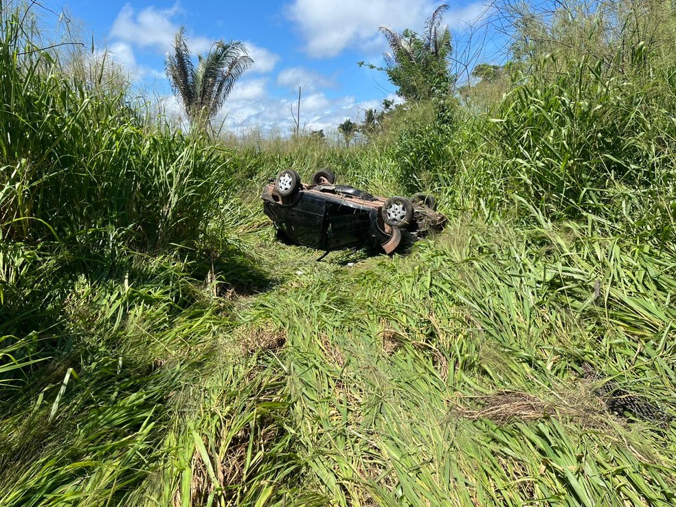 Veículo caiu no desnível de quatro metros ficando escondido em meio a vegetação alta em Itapecuru-Mirim — Foto: Divulgação/Polícia Rodoviária Federal