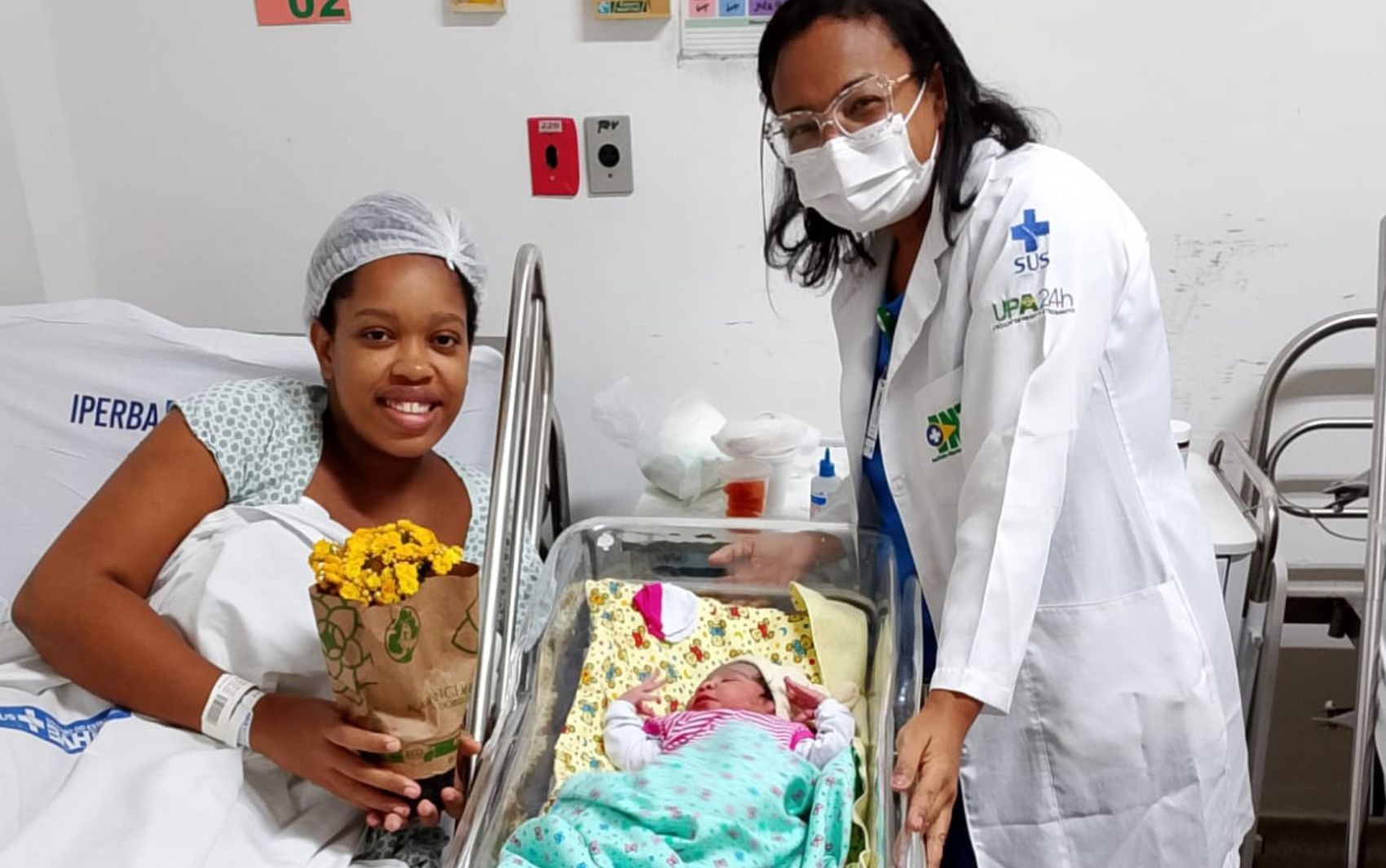 Sem saber que estava grávida, mulher procura unidade de saúde com dores abdominais e dá à luz a uma menina em Salvador