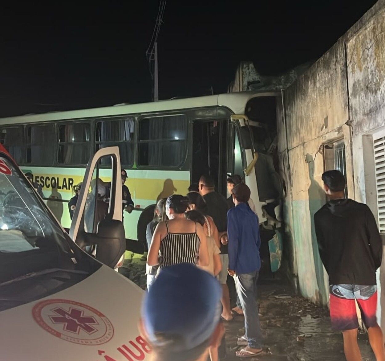 Motorista de ônibus escolar morre e estudantes ficam feridos após acidente, na PB