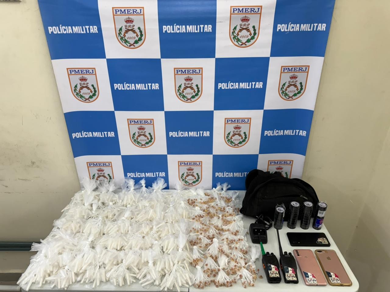 Mais de R$ 12 mil em drogas são apreendidos em Volta Redonda.