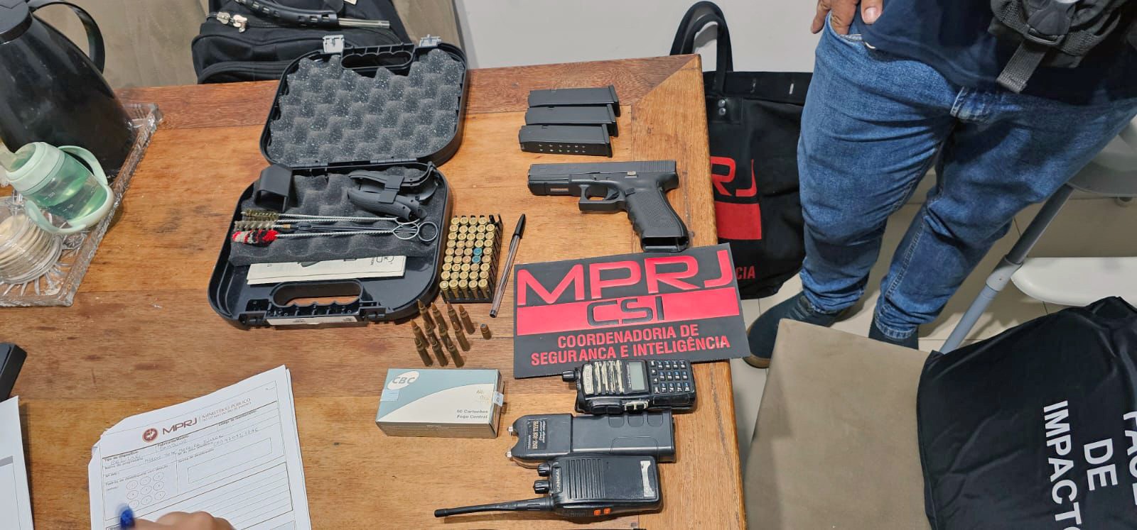 MPRJ prende 10 PMs em nova fase de operação contra segurança privada durante o expediente