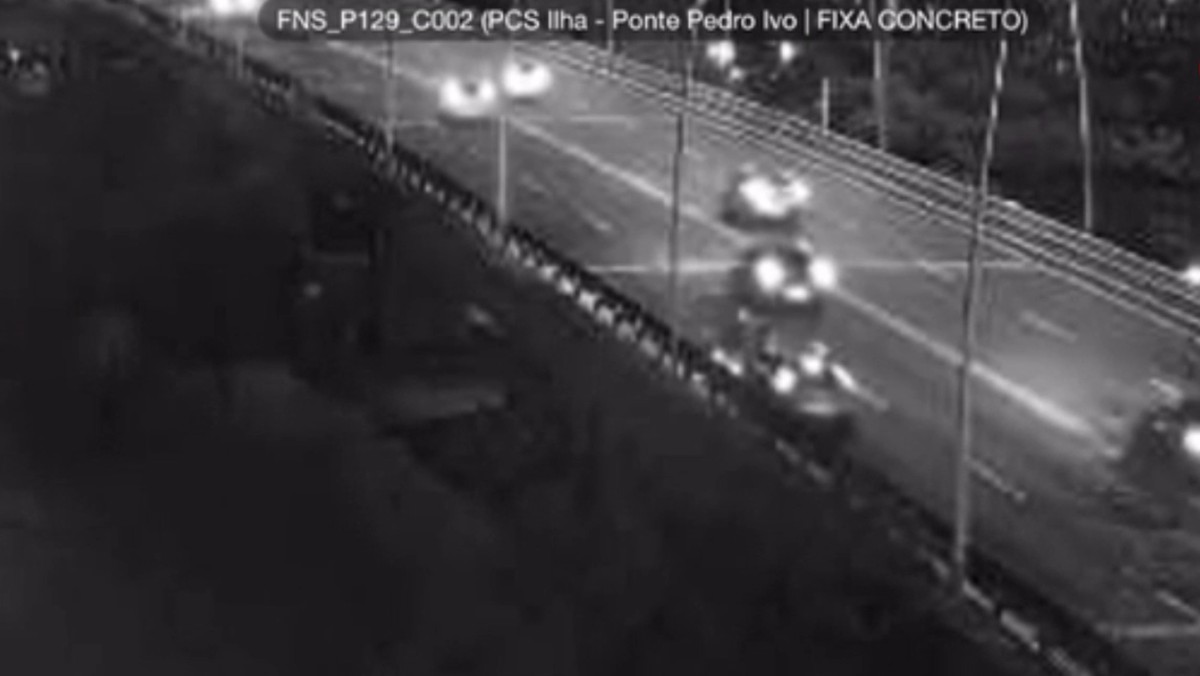 Motociclista é arremessado de ponte e morre após ser atingido por carro em Florianópolis; VÍDEO mostra colisão