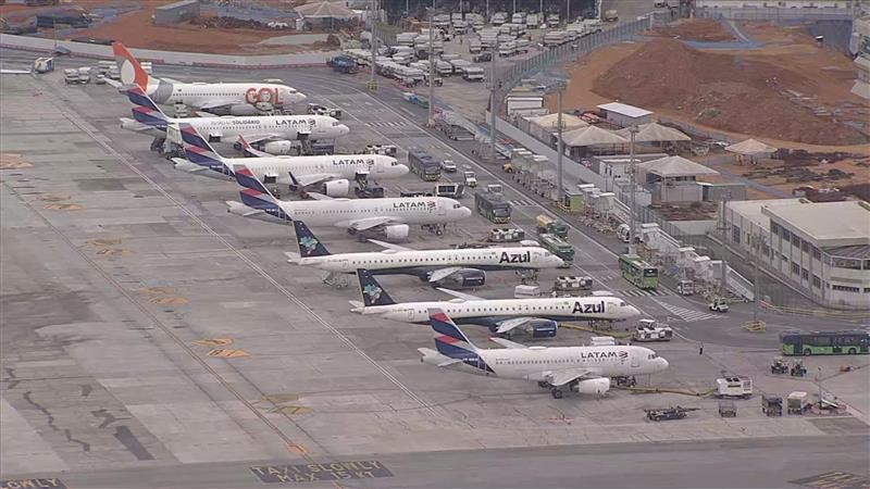 Aeroporto de Congonhas vai operar até a meia-noite desta quinta para reduzir impactos causados por suspensão temporária de voos