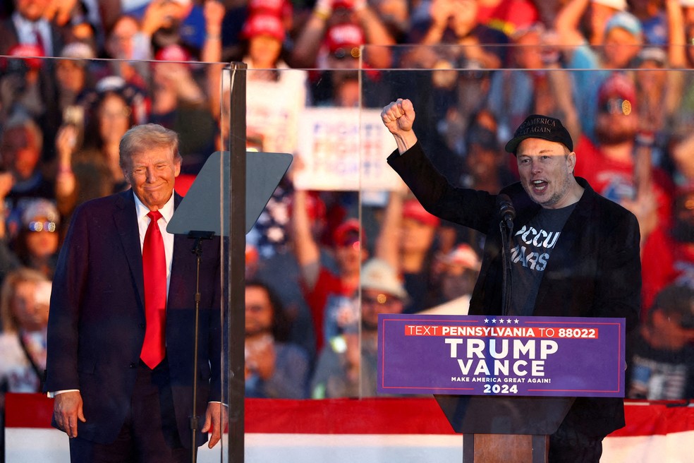 Elon Musk ao lado de Donald Trump durante comício presidencial em outubro de 2024 — Foto: REUTERS/Carlos Barria