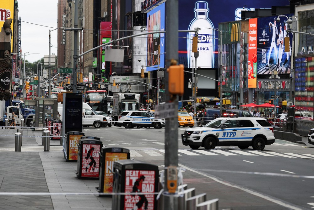 Disparos de arma de fogo provocam pânico entre pedestres na Times Square em Nova York