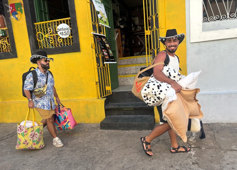 Lucas Araújo e Bruno Manoel Belarmino, ambos do Recife, 'se mudam' para Olinda para viver a folia de Momo — Foto: Mariane Monteiro/g1