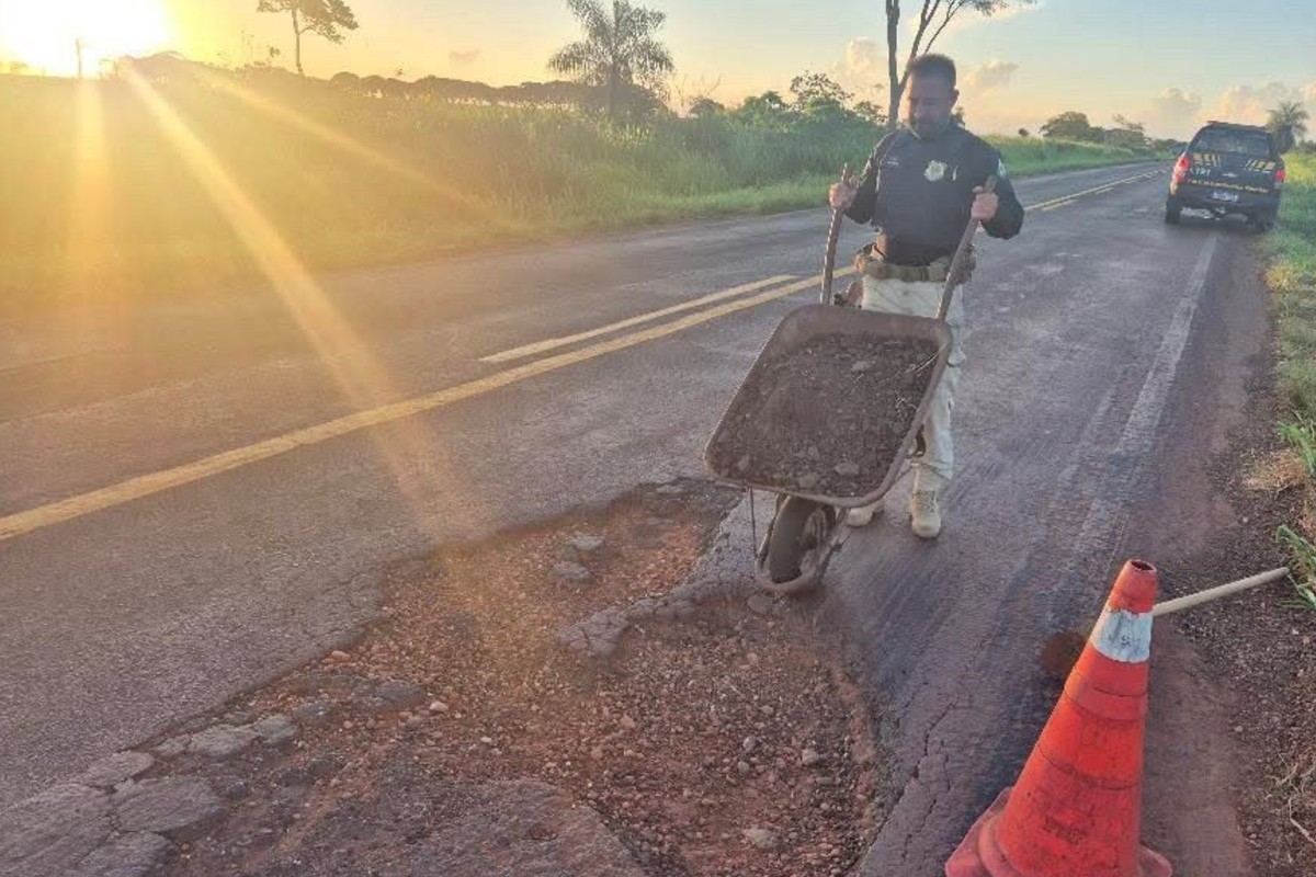 Após carros perderem pneus, policiais tapam buracos por conta própria na BR-376 em MS