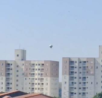 Moradores flagram balão sobre o bairro Flamboyant, em São José dos Campos