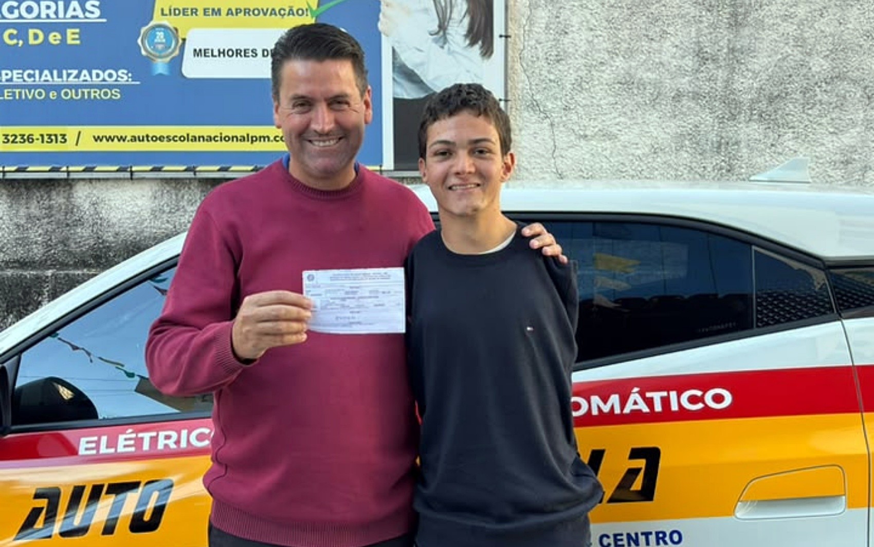 ‘Até chorei de emoção’: jovem que nasceu sem os braços conquista CNH após aprender a dirigir com os pés em MG