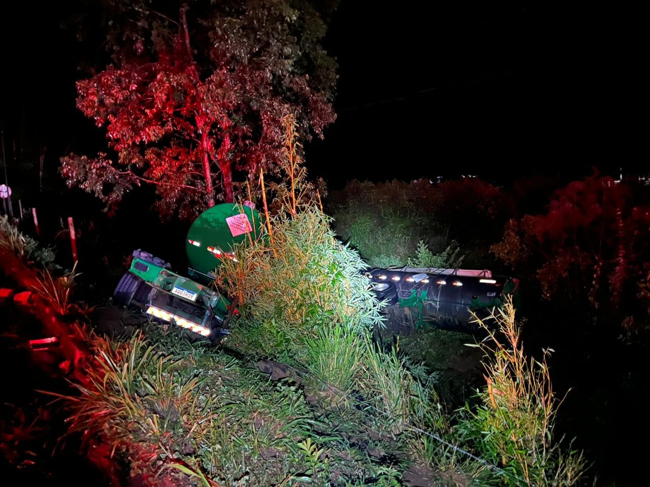 VÍDEO: Caminhoneiro morre após perder o controle e bater carreta em curva na BR-116, em Padre Paraíso