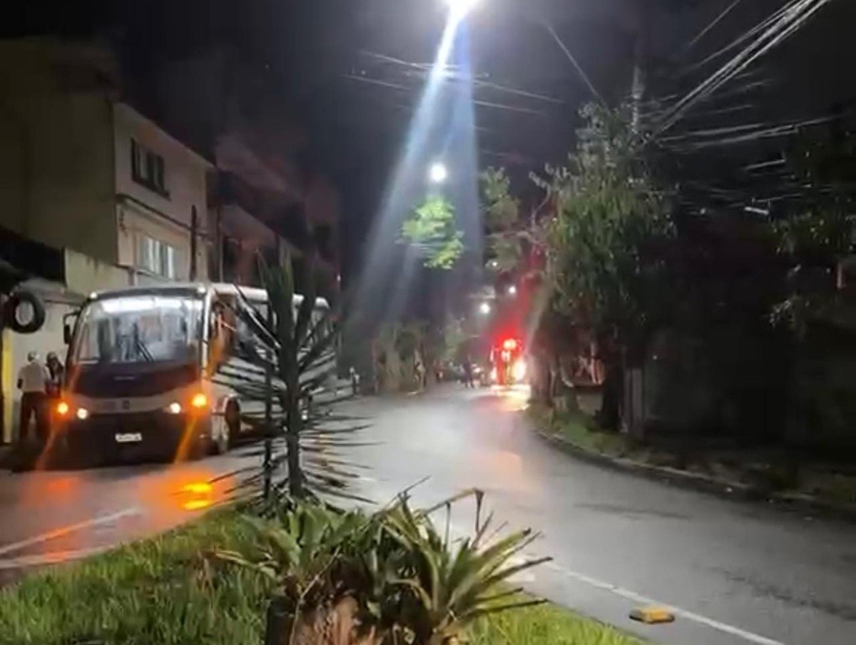 Homem cai na pista e morre atropelado por ônibus no Centro de Petrópolis