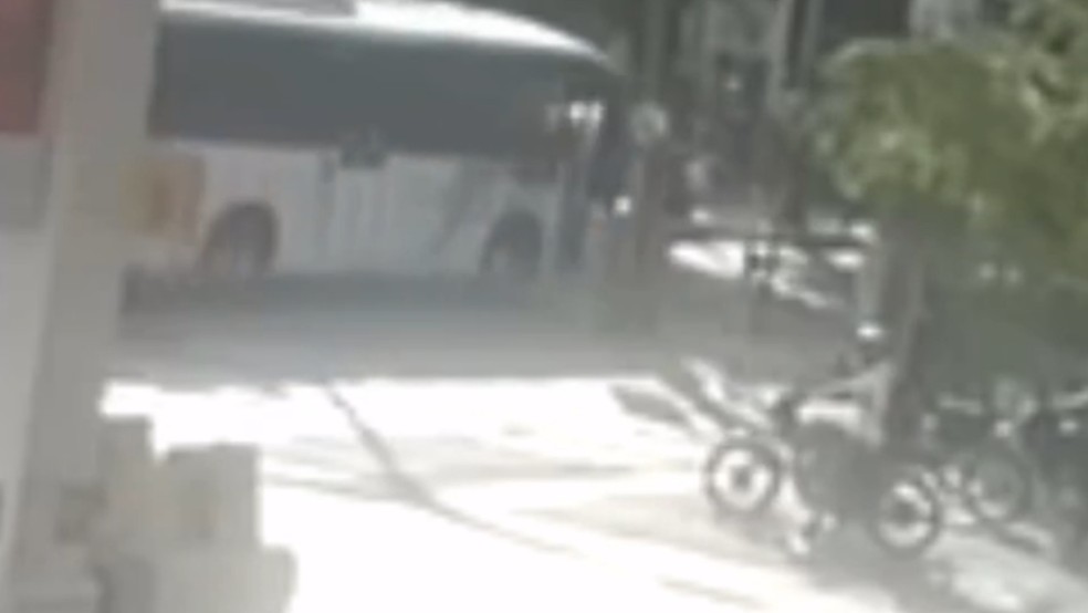 Passageiro cai de moto e é atropelado por ônibus em Fortaleza — Foto: TV Verdes Mares/Reprodução