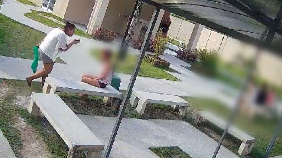 Rita no dia da briga com a filha da vizinha — Foto: Reprodução/TV Globo