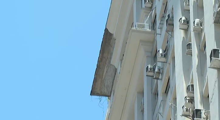 Reboco de prédio cai e trecho da Av. Presidente Vargas é interditado