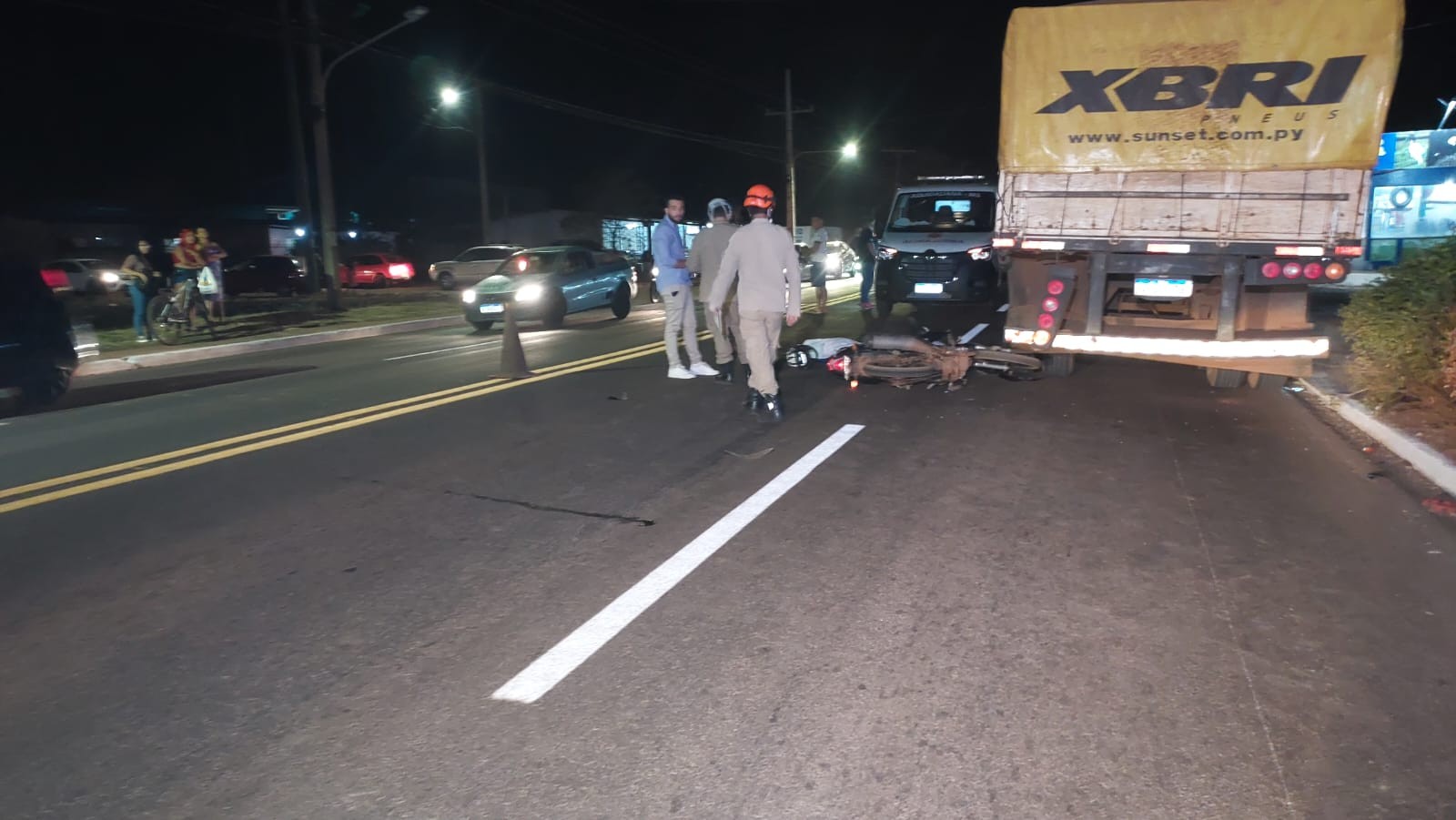 Motociclista morre ao bater em carreta durante conversão em rodovia de MS