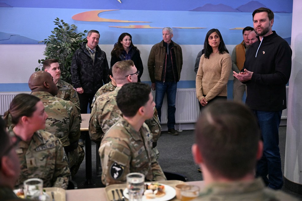 J.D Vance e a mulher, Usha, em conversa com militares dos EUA — Foto: Jim Watson/Pool via REUTERS