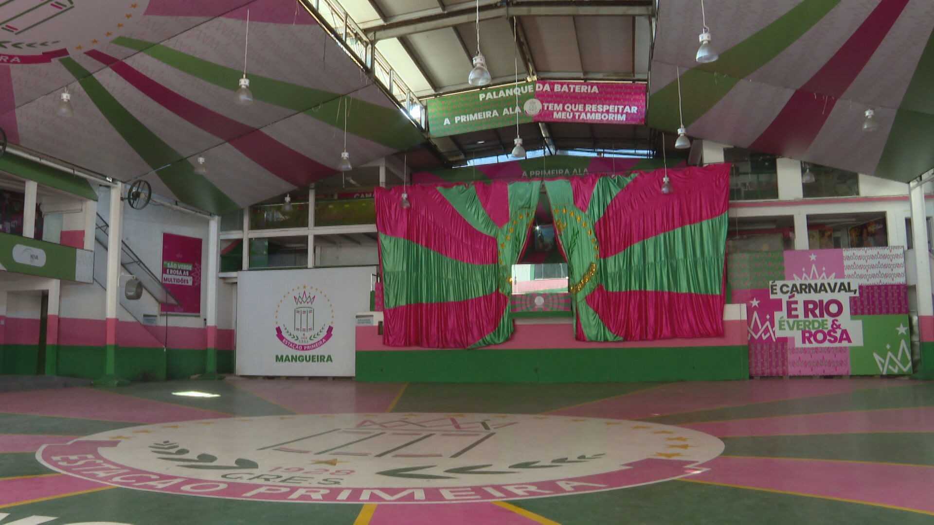 Mangueira convida bombeiros para evento em quadra interditada pela corporação há 2 anos