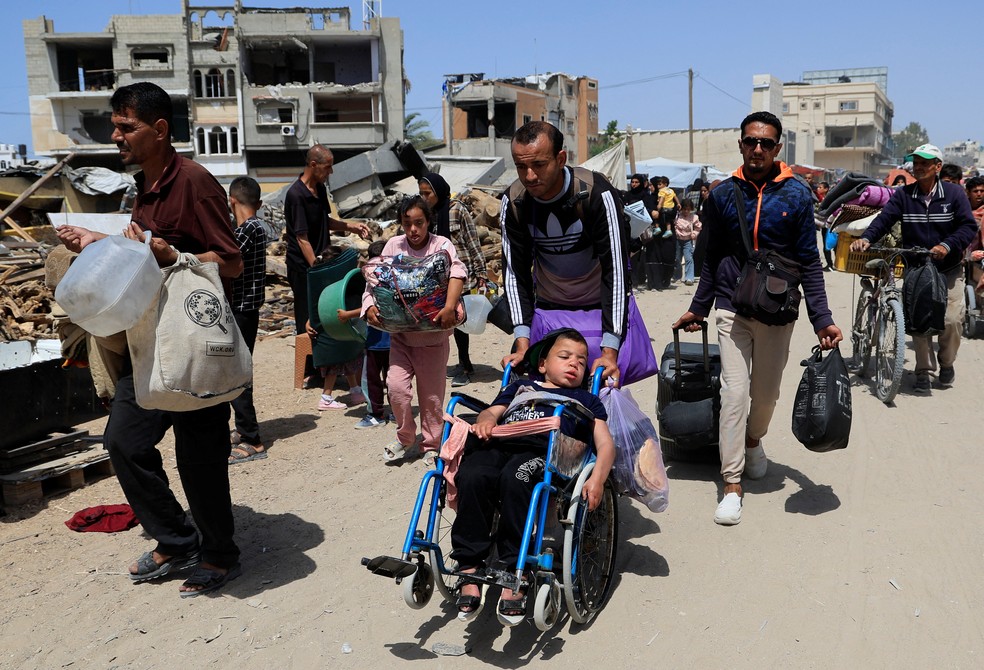 Palestinos evacuando suas casas em Gaza
