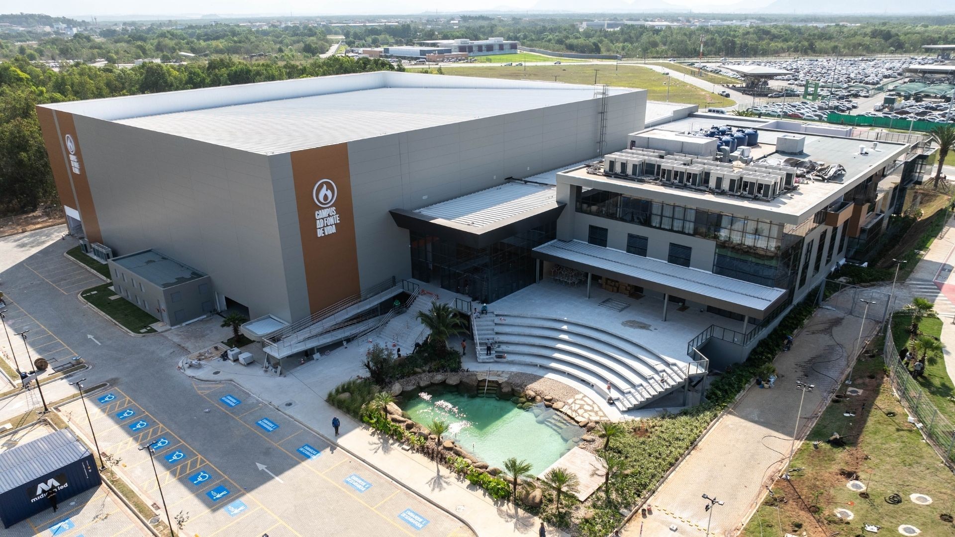 Megaigreja com lago artificial de batismo, tecnologia de estádio de futebol, cafeteria e fragrância exclusiva é inaugurada no ES
