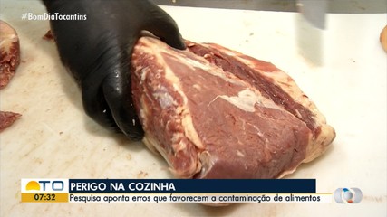 Lavar carne pode facilitar contaminação do alimento