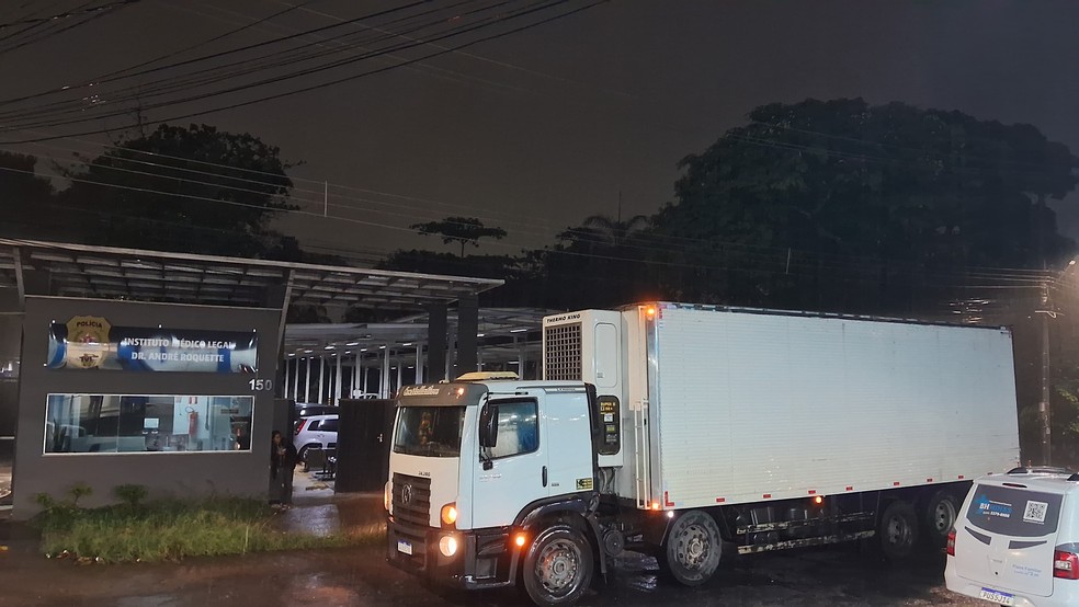 Corpos de vítimas de acidente que matou 38 pessoas chegam ao IML em BH — Foto: Lucas Franco/TV Globo