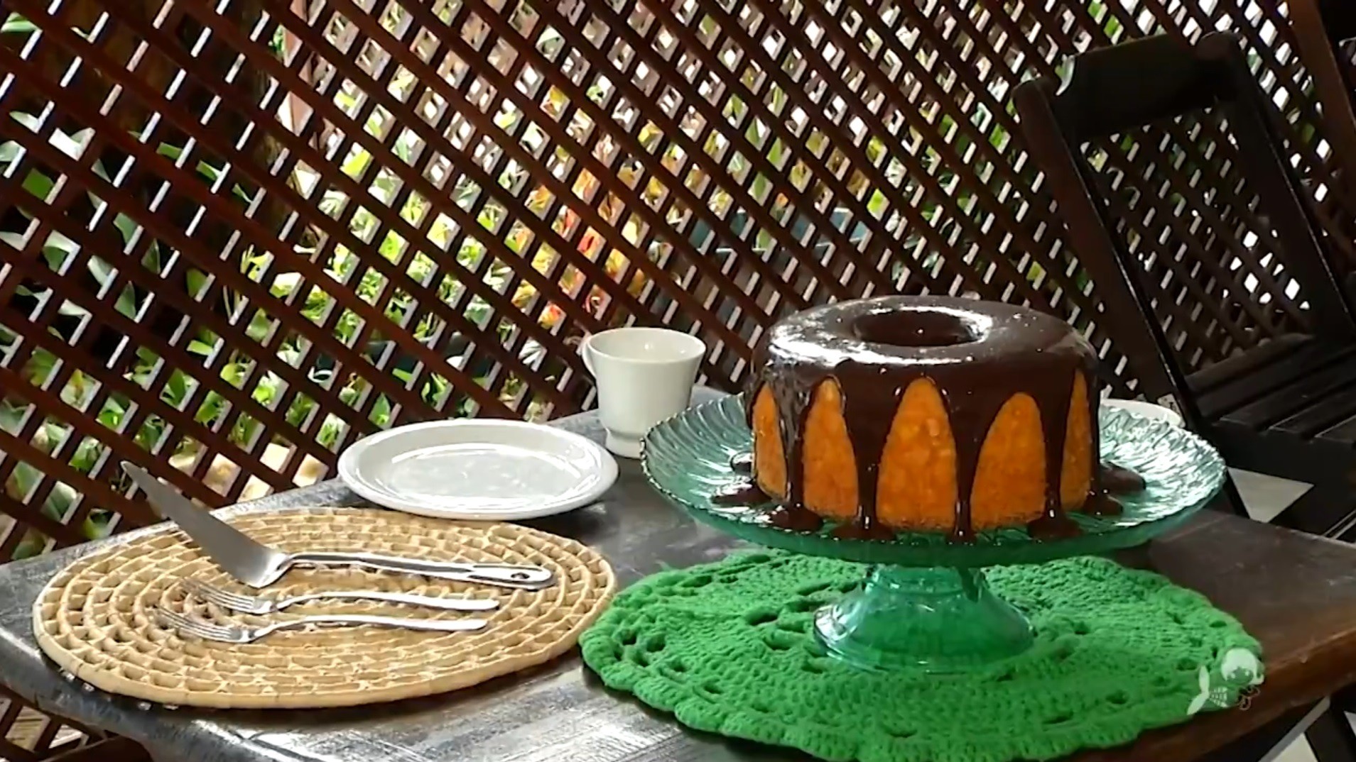 Bolo de cenoura com cobertura de chocolate: aprenda receita da sobremesa