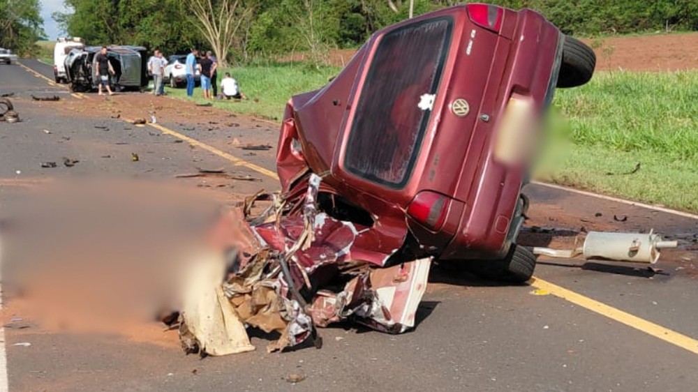 Casal morre após acidente entre carro e caminhonete em rodovia de Palmeira D'Oeste (SP).