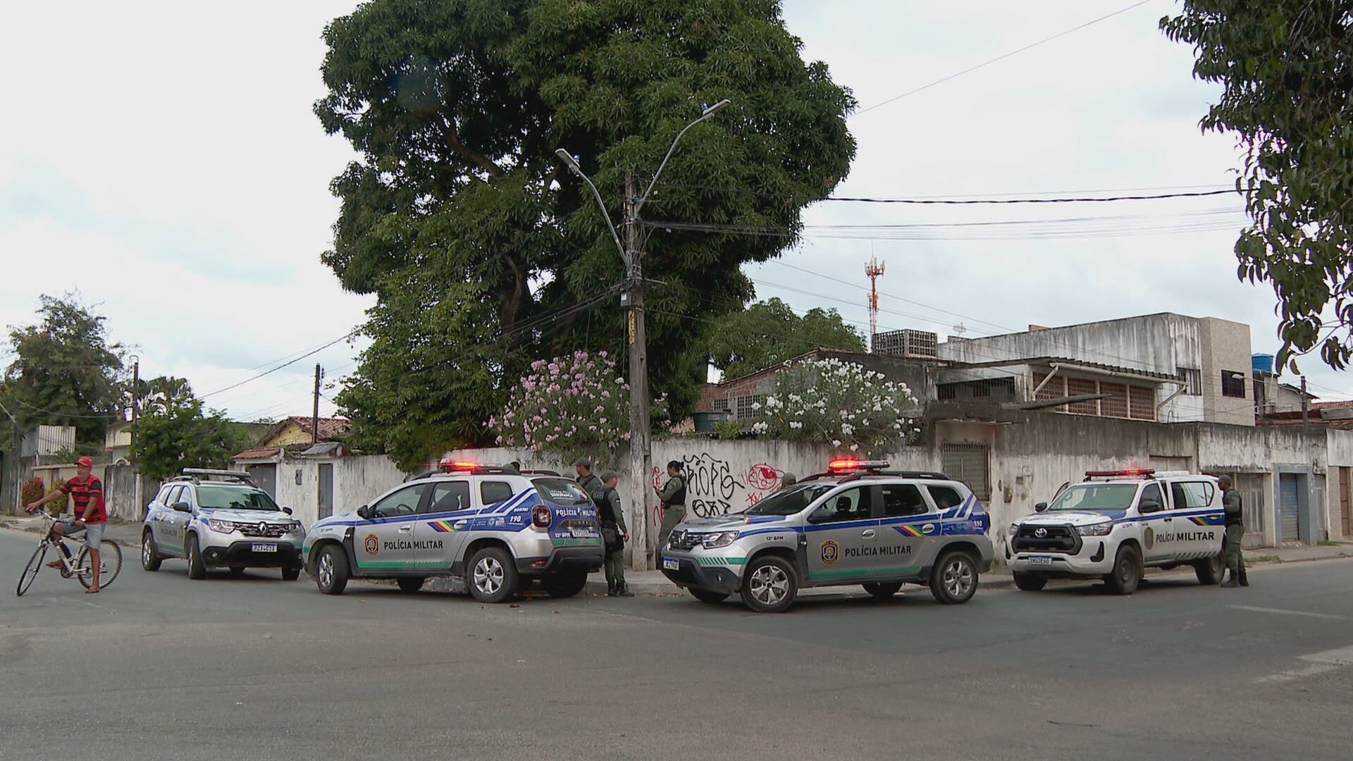 Passageiros de carro de aplicativo morrem baleados após corrida no Recife; criminosos fugiram do local