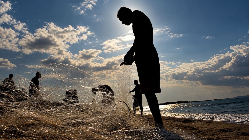 Pescado com rede em praia do Espírito Santo — Foto: Ricardo Medeiros/Rede Gazeta