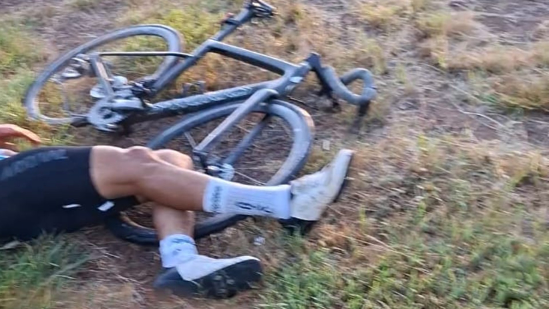 Grupo de ciclistas é atropelado após motorista de caminhonete tentar ultrapassagem em rodovia no interior de SP
