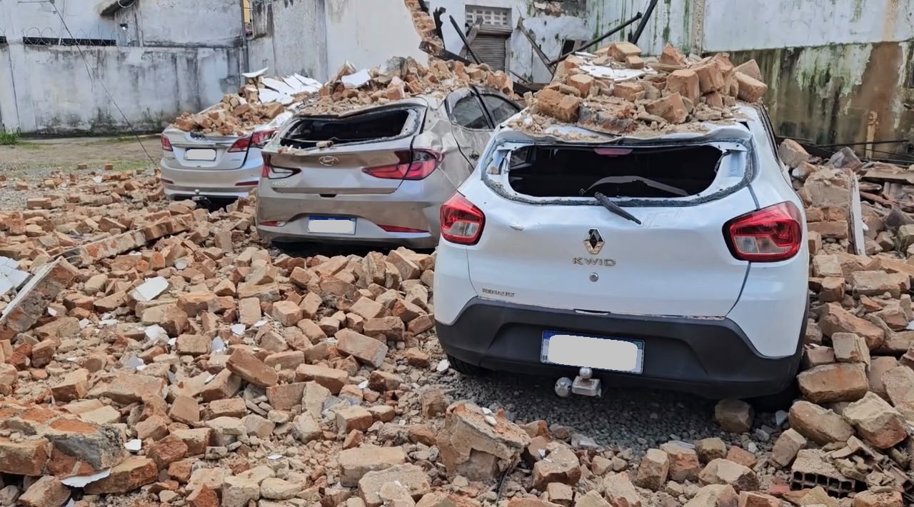 Parte de imóvel antigo desaba e atinge carros em estacionamento no Centro de Campos