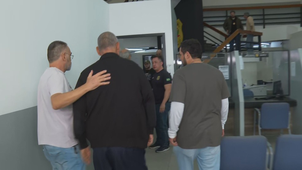 Milton Leite se entrega à polícia — Foto: Reprodução/TV Globo