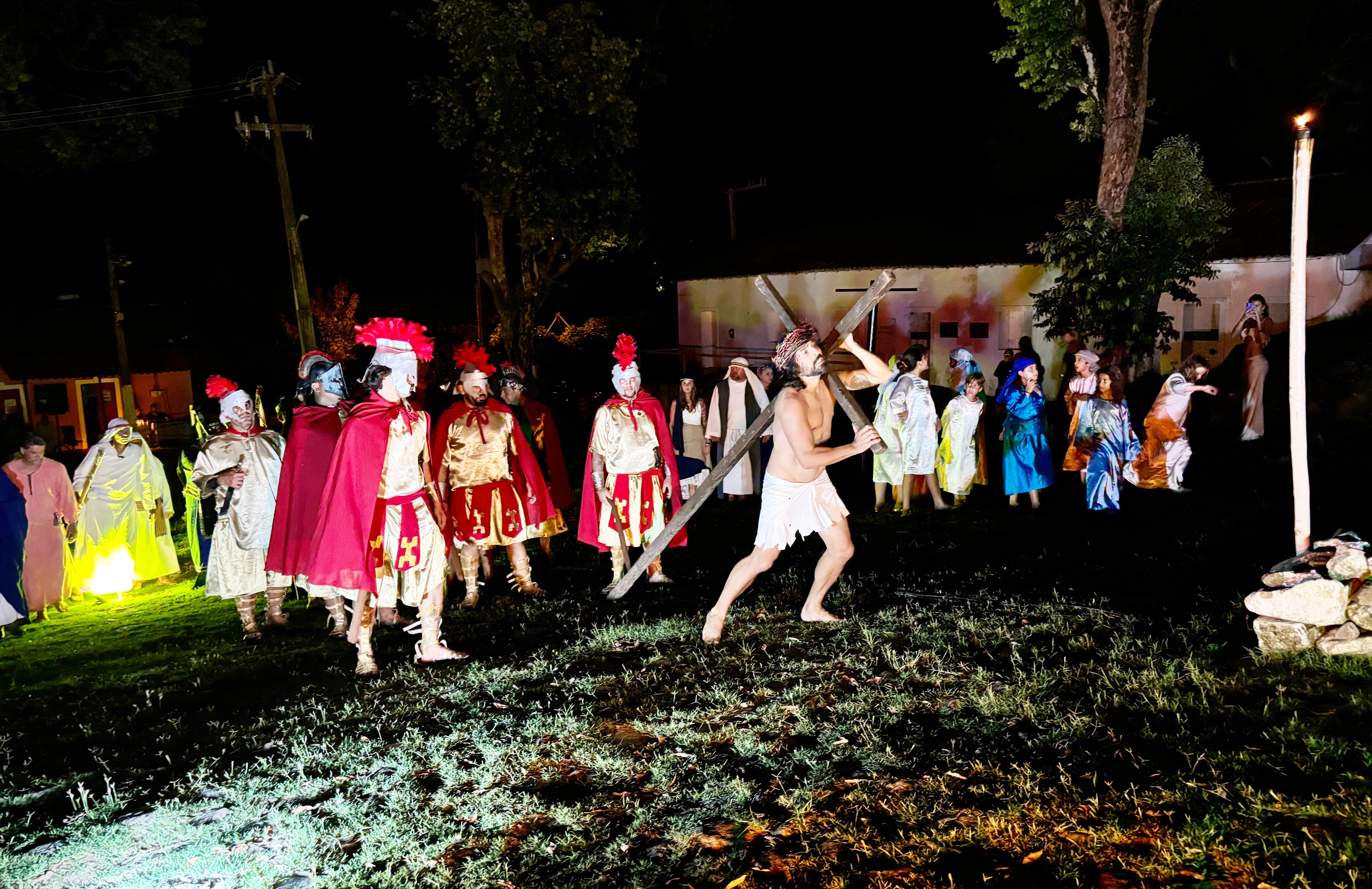 Cenário histórico e emoção marcam Paixão de Cristo em Fernando de Noronha