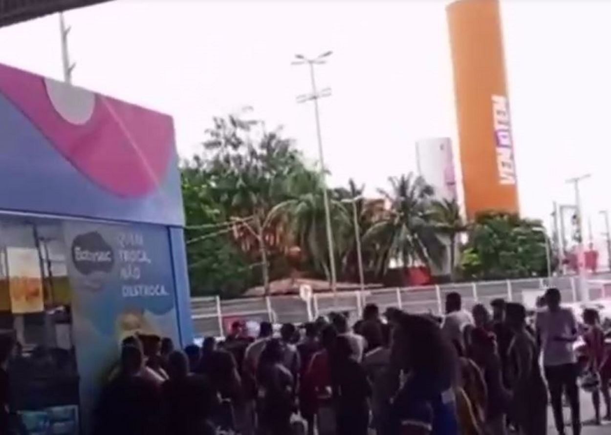 VÍDEO: Homem é baleado dentro do estacionamento de supermercado em São Luís