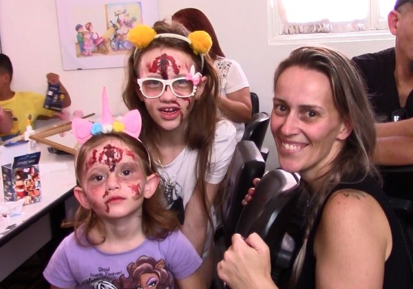 Crianças aprendem maquiagem de zumbis para o carnaval; 'É legal, engraçado  e dá para assustar as pessoas', Paraná
