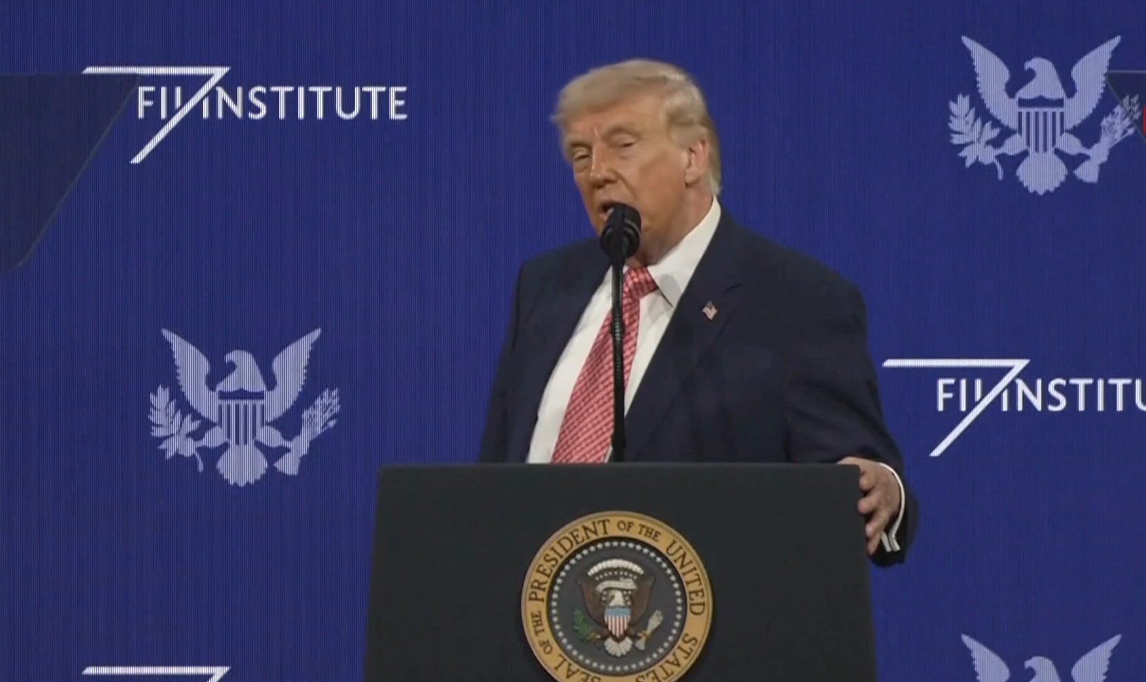 Trump volta a dizer que EUA estão 'aniquilando' a capacidade militar do Irã e reafirma que iranianos estão negociando