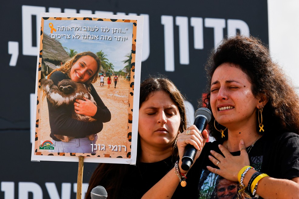 Mulher se emociona ao falar de parente que segue refém do Hamas — Foto: REUTERS/Amir Cohen
