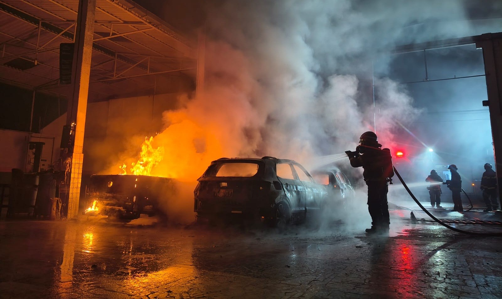 Incêndio atinge oficina mecânica em Arapiraca e chamas destroem cinco carros