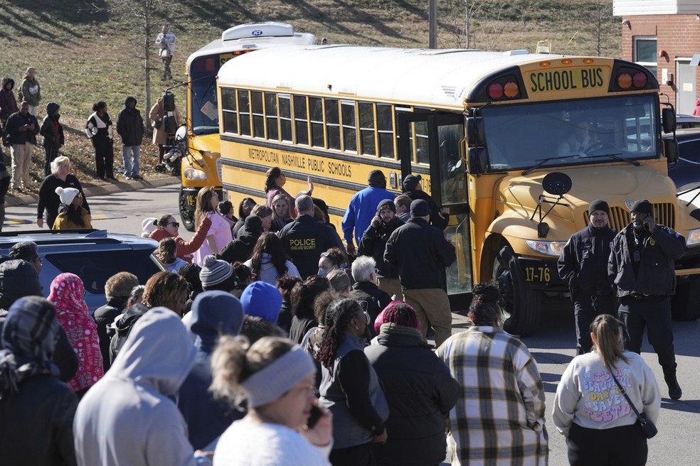 Alunos embarcam em ônibus após tiros em escola de Nashville, nos Estados Unidos, em 22 de janeiro de 2025 — Foto: AP Photo/George Walker IV